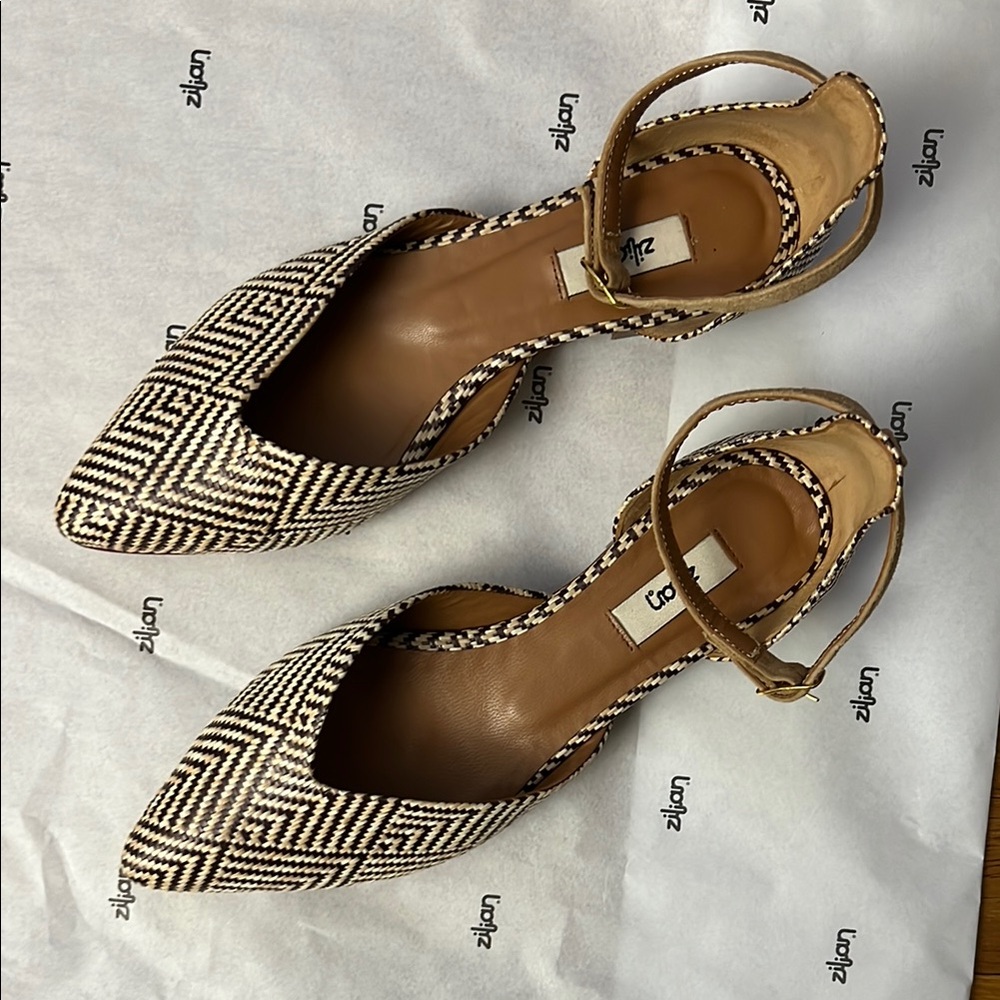 Zilian. Pointed flat shoe in Raffia Brown and Cream. New - sold out online.